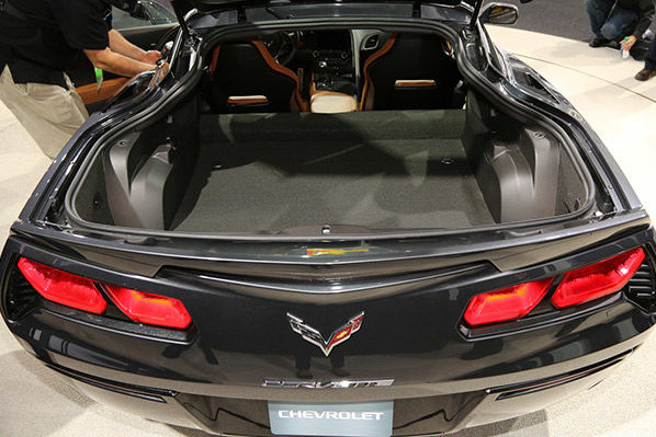 Sportkocsi csomagterében szállította gyerekeit 3 Az aktuális (C7) Corvette Coupé raktere hatalmas, bár meglehetősen szabálytalan alakú.