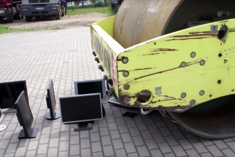 Nézd, ahogy dolgokat taposnak szét úthengerrel