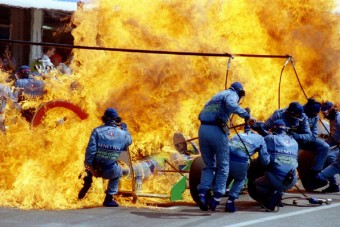 F1: Verstappent elborították a lángok