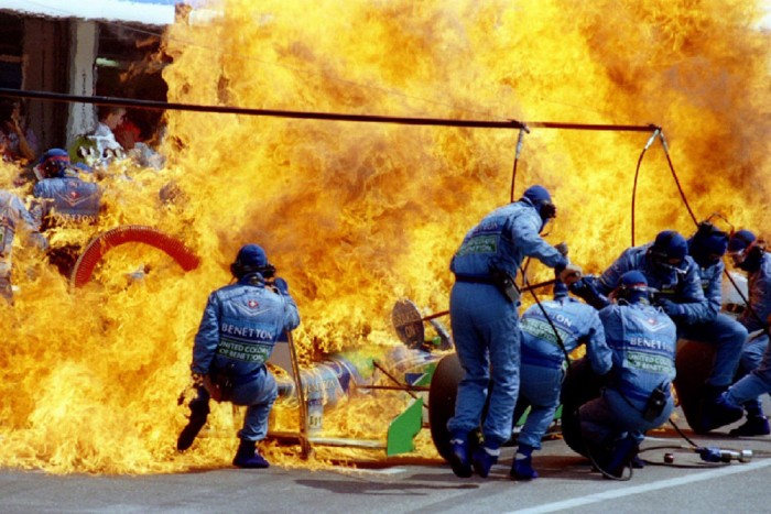 F1: Verstappent elborították a lángok