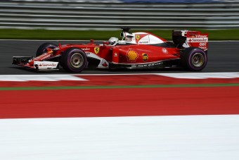 F1: Falnak ment a favorit, élen a Ferrarik