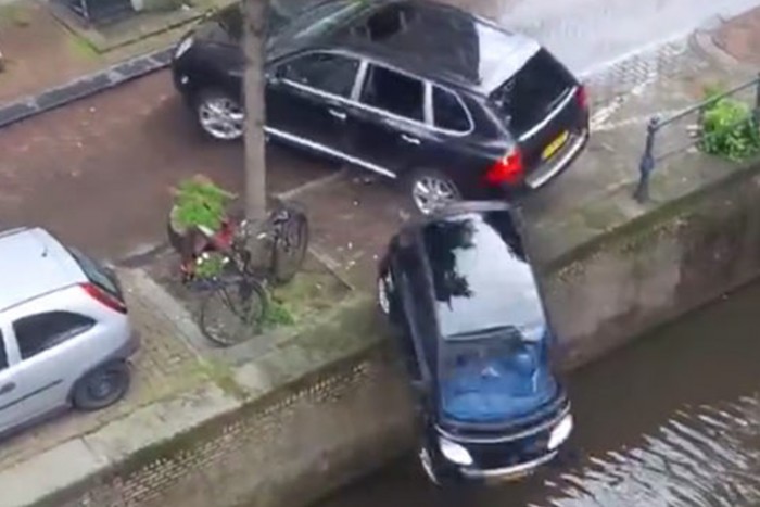 Folyóba lökte a Porsche a kisautót – Videó