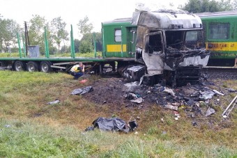 Tragédia Barcsnál: vonattal ütközött a kamion