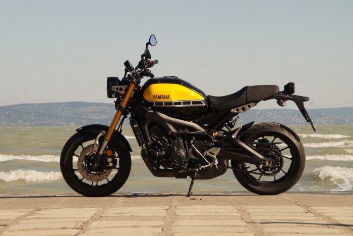 Yamaha, amivel folyamatos boldog küzdelem az élet 2 Ha jól megnézzük, zömök a gép, az előredöntött blokkal a súlypont is jóindulatúan alacsony. Kétharmadennyi lóerővel kifejezetten barátságos motor lenne