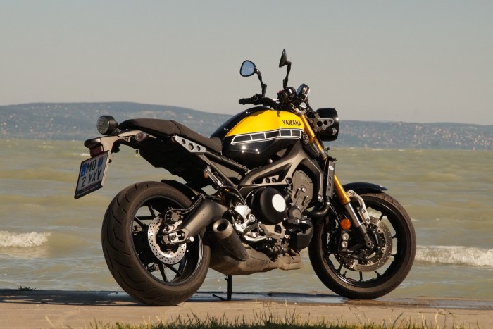 Yamaha, amivel folyamatos boldog küzdelem az élet 5 Utas csak végszükség esetén üljön fel hátra, a keskeny, magas kucorgó nem kétszemélyes túrázásokra való