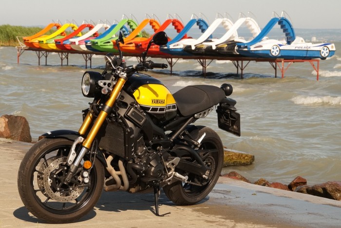 Yamaha, amivel folyamatos boldog küzdelem az élet 10 Igazi vizuális parádé ez a gép, a kolbászzsír-metál, nagyon modern teleszkópvillák és a rozsdálló-koszos leömlők végletei között mindenféle csemege jut a szemnek