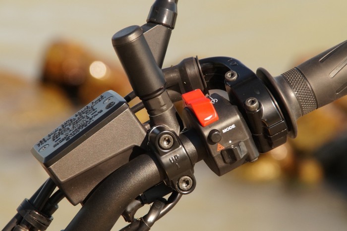 Yamaha, amivel folyamatos boldog küzdelem az élet 7 Az indítást és a leállítást a piros csúszka végzi, nem szerencsés megoldás és nem is működik szépen a kapcsoló