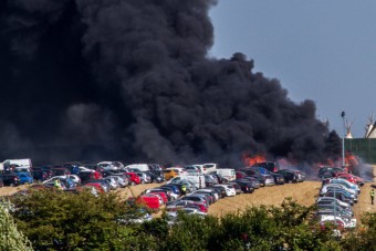Tűz pusztított a zenei fesztivál parkolójában