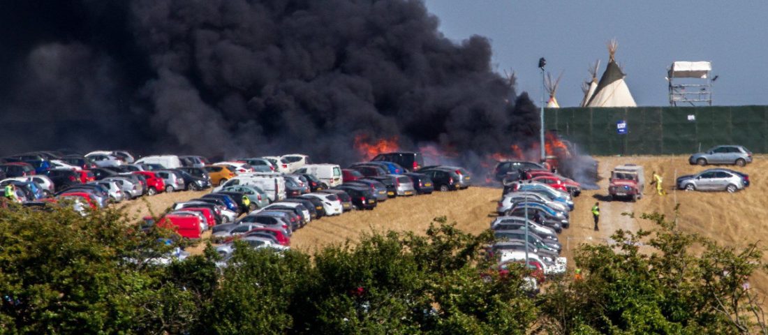 Tűz pusztított a zenei fesztivál parkolójában