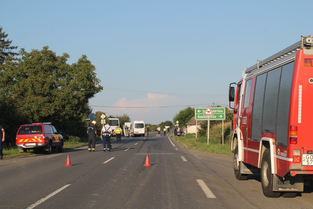 Kilenc sérült a buszos balesetben – képek 4