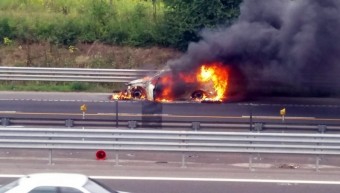 Kigyulladt egy autó az M3-ason