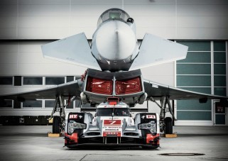 Amikor versenyautó és vadászgép találkozik, csodálatos fotók születnek