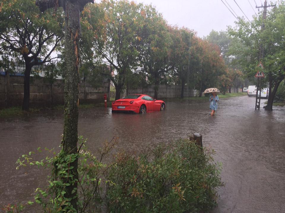 Budapesti vihar: egy Ferrari az áldozat 1 | Vezess 14022107_963231910454219_1871157712371230544_n