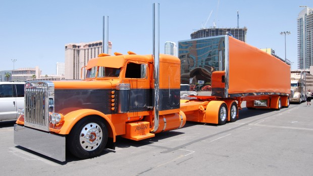 12 kamion, amit kiraknál a falra 8 17749-peterbilt-truck-2560x1440-car-wallpaper