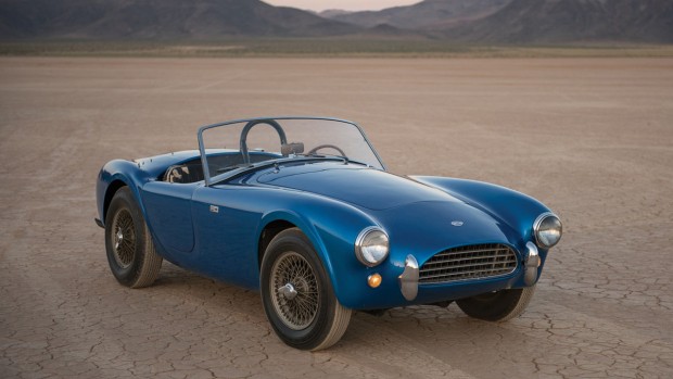 7 tipp autóvásárláshoz irdatlanul gazdagoknak 3 A képen az első 1962-es Shelby Cobra látható, amit maga Caroll Shelby használt és különféle fényezésekkel hordta kiállításról kiállításra a kezdeti időkben. A könnyű sportkocsit szűk 5 másodperc alatt repítette 100 km/órás sebességre a 4,2 literes V8-as motor. Ára azonban igencsak borsos, közel 4 milliárd forinttal a legdrágább amerikai autó lett.