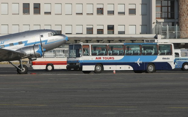 Nyugdíjas Ikarus-ok Ferihegyen 3 A Volántól jött a repülőtérre ez a 250-es