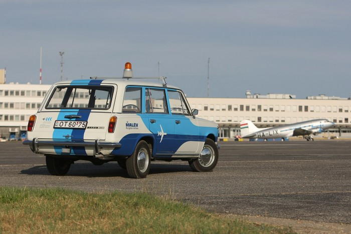 Kincsek a maléves időkből 5 A kombi Zsiguli sajnos sosem szolgált a betonon, csak replika. De szép.