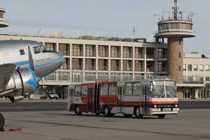 Az utasokat hasonló járgány vitte a repülőkhöz