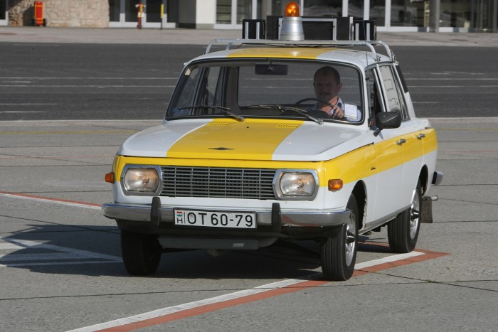 Kincsek a maléves időkből 12 A narancssárga villogó igen csinos darab a Wartburg tetején