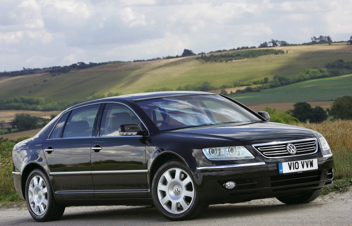 Top 10: Bestiális génekkel beoltott, békésnek tűnő típusok 5 2005 Volkswagen Phaeton