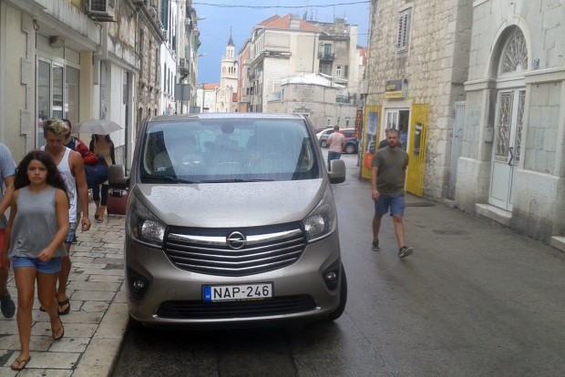 Nyaralás kocsival – Milyen autó az ideális? 4 Szűk belvárosban, itt épp Splitben sem nehéz az élet a kisbuszikrekkel. Jók a tükrök, a parkolásban segít a kamera és a radar