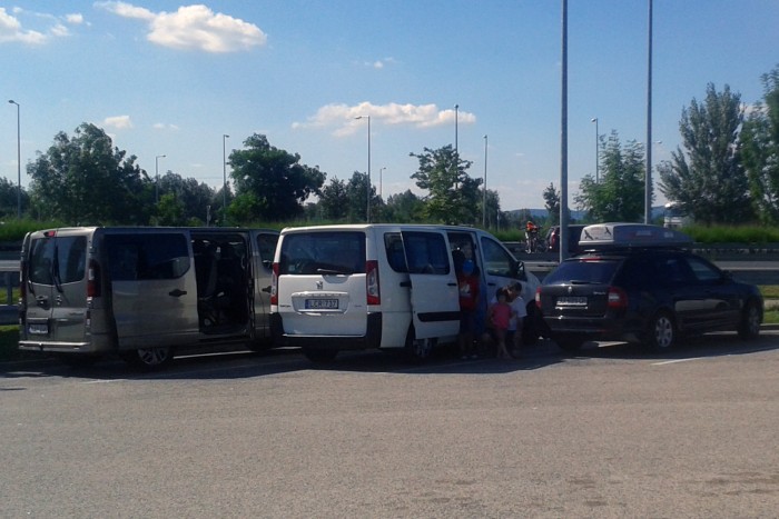 Nyaralás kocsival – Milyen autó az ideális? 6 Ezek az ideális autók hosszabb utakra négynél több embernek. Tetőboxszal a dízel kombik alig foyasztanak kevesebbet és feleannyi ember utazik bennük kényelmesen