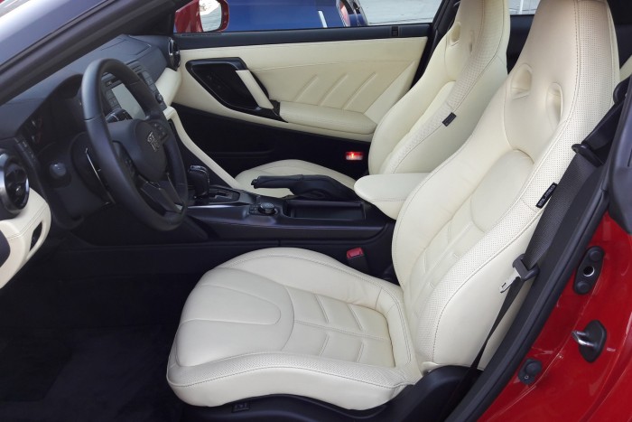 Az utastér minőségének javítása volt az egyik fő cél a 2017-es GT-R-nél