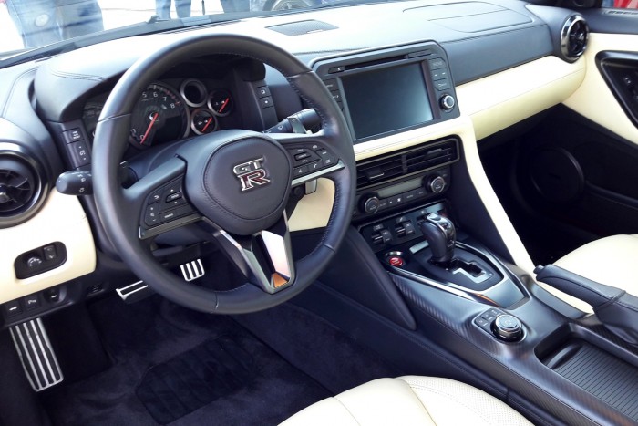 A műszerfalat az egymásba kapcsolódó fogaskerekek ihlették.  A fordulatszámmérő helyezkedik el középen, a nagyméretű  sebességfokozat-kijelző pedig a jobb felső részen látható. Ez az  elrendezés azonnal leolvasható, ami a versenypályán hasznos