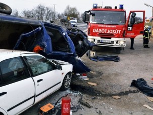 Súlyos baleset a 4-esen, lezárták az utat