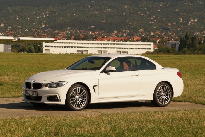 Luxustank, nyitható tetővel, a BMW-től 2 A fix tetős 4-es kupénál darabosabb, butább a bezárt kabrió