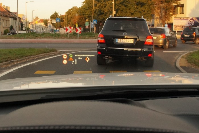 Luxustank, nyitható tetővel, a BMW-től 7 Minden hasznos infó előttünk lebeg, nem is kell műszeregység