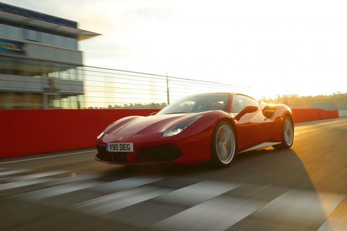 Pokoli duó: régi az új Ferrari ellen 6 Enyhén alulkormányzott versenypályán