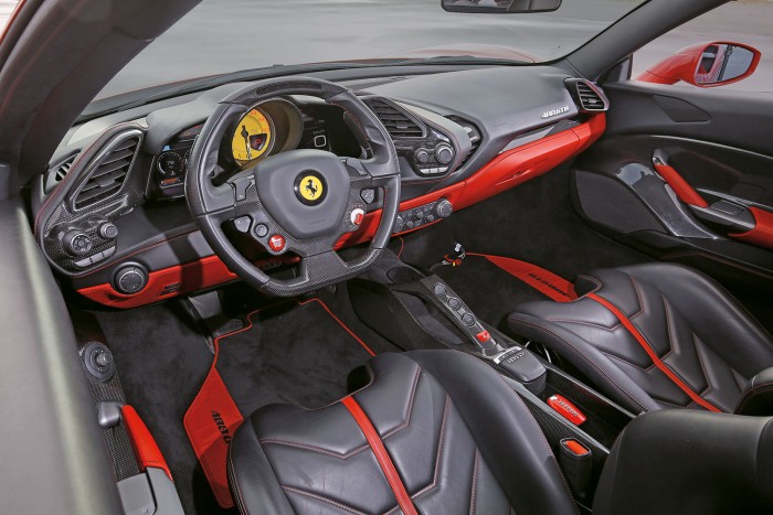 Pokoli duó: régi az új Ferrari ellen 4 Wet, Race, CT off és ESC off feliratok között kell választanunk a Manettino piros forgókapcsolójával