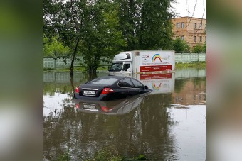 Kétszáz embert mentettek ki az esőben elakadt járművekből