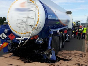 Rémálom az autópályán, álló sorba rongyolt a kamion