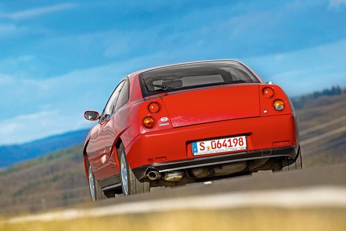 Öt ok, amiért érdemes Fiat Coupét venned 2 A Coupé műszaki alapjaival nem kockáztatott a Fiat, a bevált nagyszériás megoldásokhoz nyúlt vissza. Az autó semlegesen viselkedik az úton, a kétliteres motor is életerős