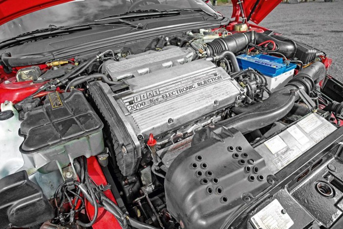 Öt ok, amiért érdemes Fiat Coupét venned 3 A kétliteres négyhengeres az első tengelyt hajtja. Később a Barchetta-féle 1,8-as is megjelent, sőt öthengeres turbóval is kapható volt a Coupé