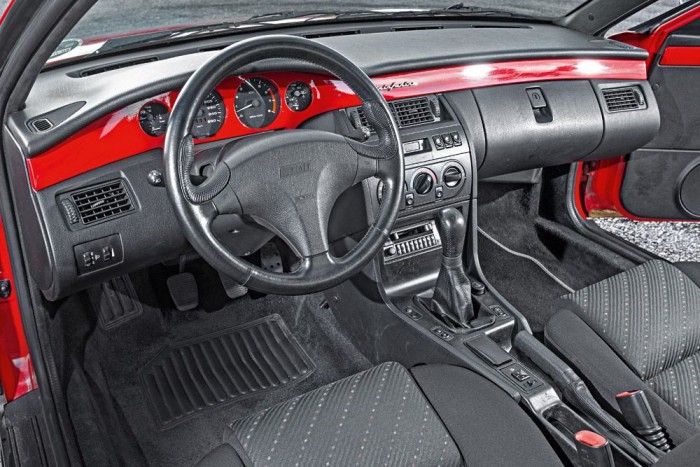 Öt ok, amiért érdemes Fiat Coupét venned 4 A karosszéria színében pompázó dekorcsík nélkül elég unalmas lenne az utastér. A magasságban állítható kormány az alapfelszereltség része volt
