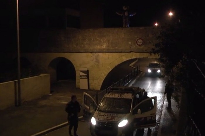 Gigantikus madár kakálta le a rendőrautót