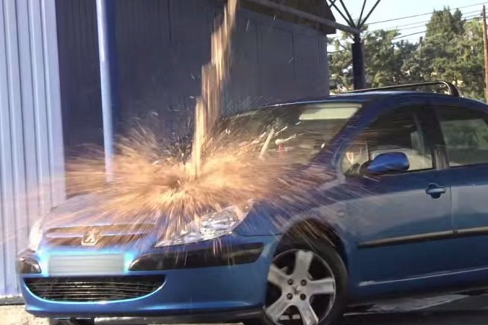 Gigantikus madár kakálta le a rendőrautót 3