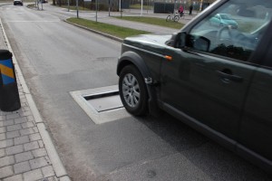 Ez a fekvőrendőr kokit oszt a gyorshajtóknak