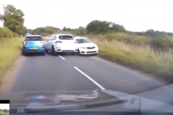 Papucsára fogta életveszélyes előzését a porschés