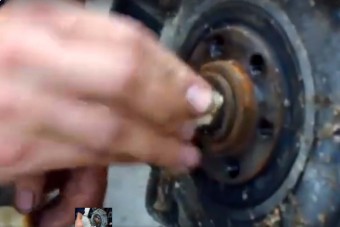 A szerelő kenyeret töm az autóba, és meglepő dolog történik