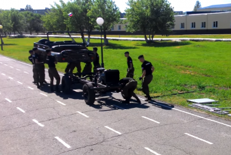 Irreális tempóban, öt perc alatt bontják atomjaira orosz katonák az UAZ-t