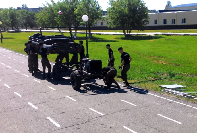 Irreális tempóban, öt perc alatt bontják atomjaira orosz katonák az UAZ-t