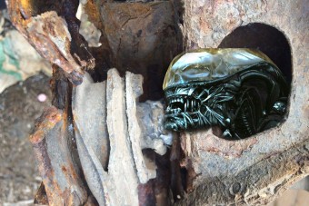 Benézett a Mercedes alá a magyar szerelő, nem hitt a szemének