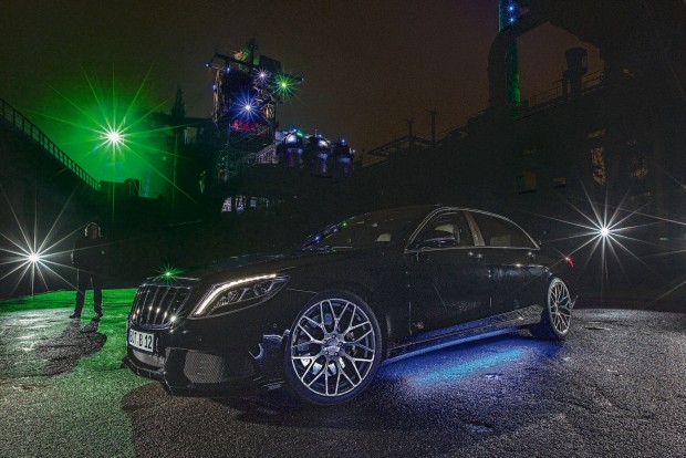 Darth Vader cégautója 2 A Brabus Rocket 900-ast pont úgy viselkedik az úton, mint egy normális S-osztály, azzal a különbséggel, hogy a 21-es felnik miatt pattogósabb