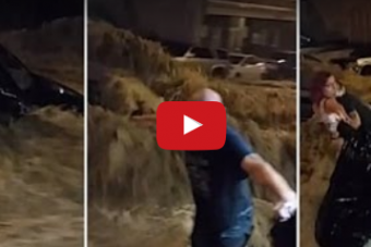 Összekapaszkodva mentették az áradásból az autóst