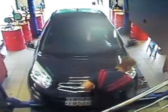 Horror a műhelyben, elütötte a szerelőt a rémült nő