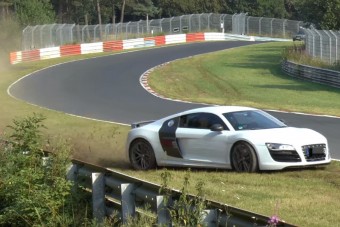 Ott mentett nagyot az Audi R8 sofőrje, ahol mások ronggyá törik magukat